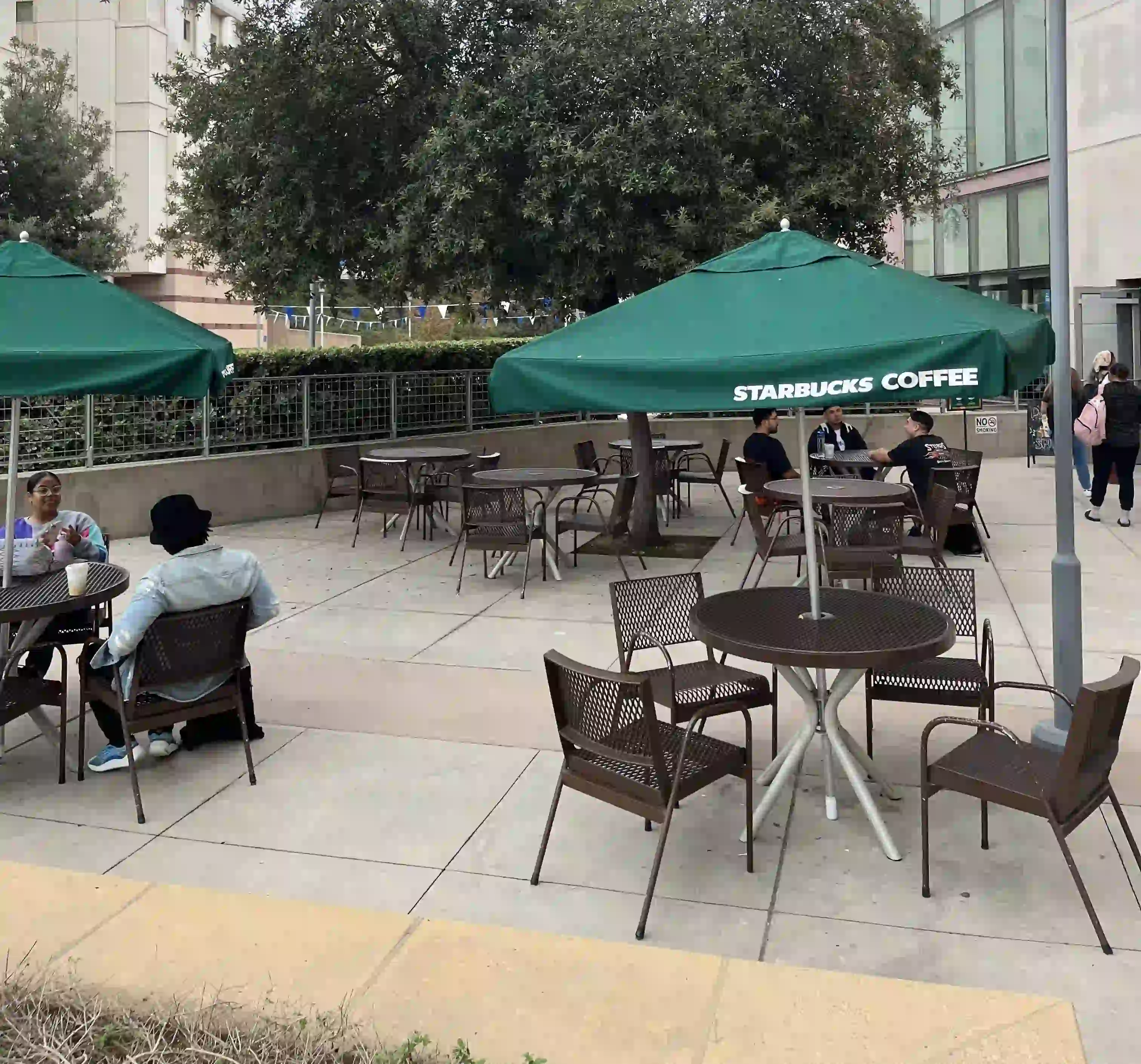 tables-outside-starbucks